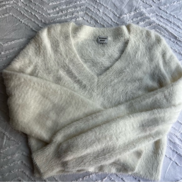 Aritzia Sunday Best // Kitten V-Neck Sweater - Picture 10 of 10